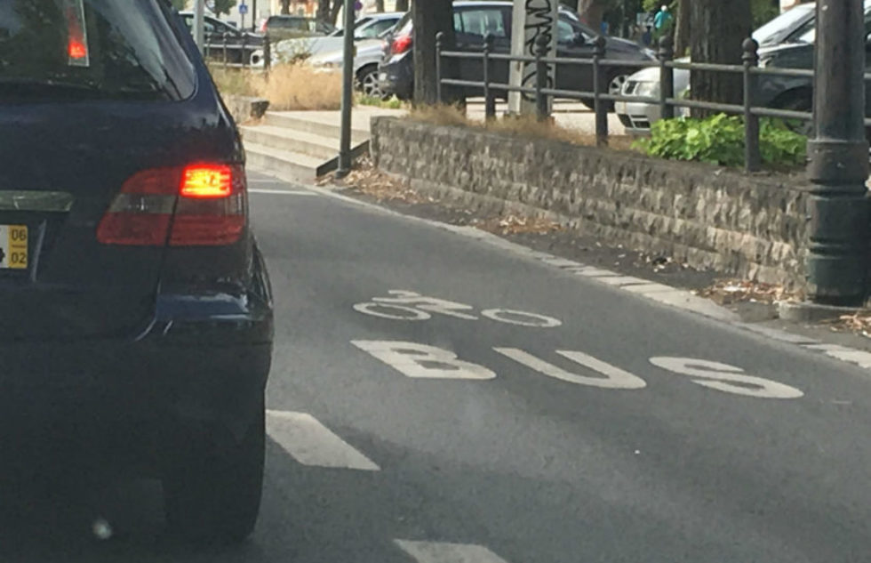 motorcycles-share-bus-lane-lisbon-portugal-vivamoto