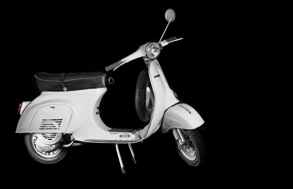 scooter-vespa-vintage-fond-noir-5286663/