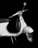 scooter-vespa-vintage-fond-noir-5286663/